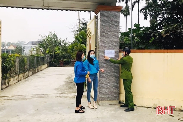 Công an Cẩm Xuyên cấp phát vật tư y tế phòng, chống dịch Covid-19