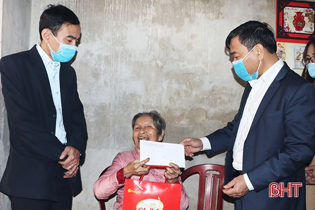 Lãnh đạo Cẩm Xuyên thăm hỏi gia đình chính sách nhân dịp tết Nguyên đán