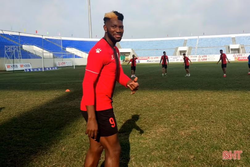 Hồng Lĩnh Hà Tĩnh làm quen sân vận động Hòa Xuân