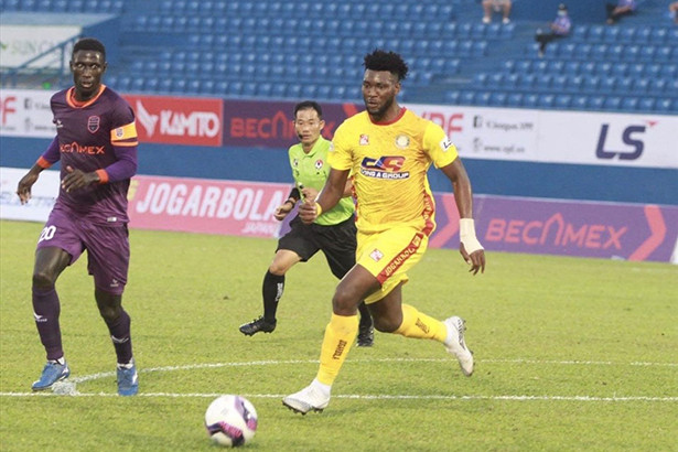 Ngoại binh Hà Tĩnh đá hỏng 2 quả penalty bị thanh lý