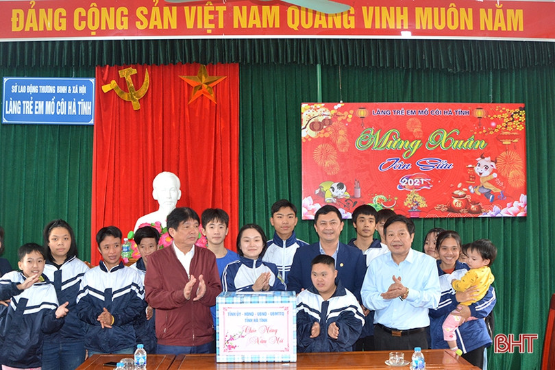 Lãnh đạo Hà Tĩnh chúc tết cơ sở nuôi dưỡng người có công, bảo trợ xã hội