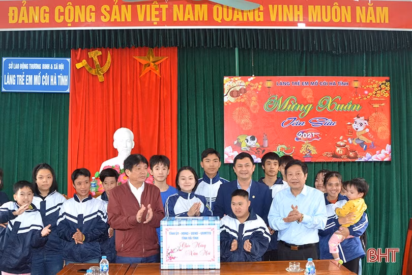 Lãnh đạo Hà Tĩnh chúc tết cơ sở nuôi dưỡng người có công, bảo trợ xã hội