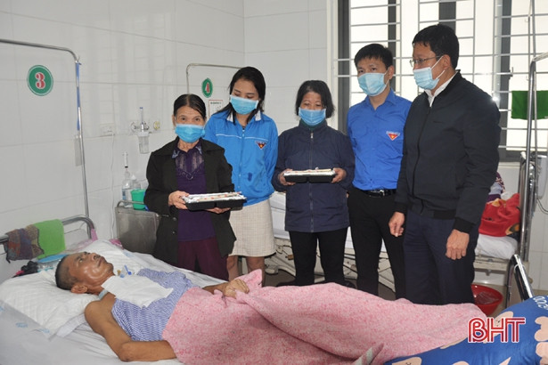 “Bữa cơm tình thương” tại Bệnh viện Phục hồi chức năng Hà Tĩnh