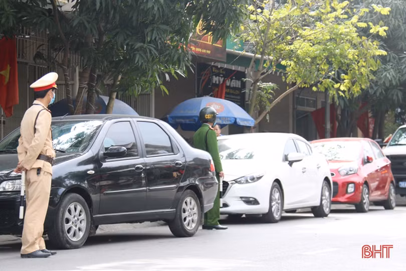 Công an TP Hà Tĩnh ra quân xử phạt phương tiện dừng, đỗ sai quy định trên nhiều tuyến đường