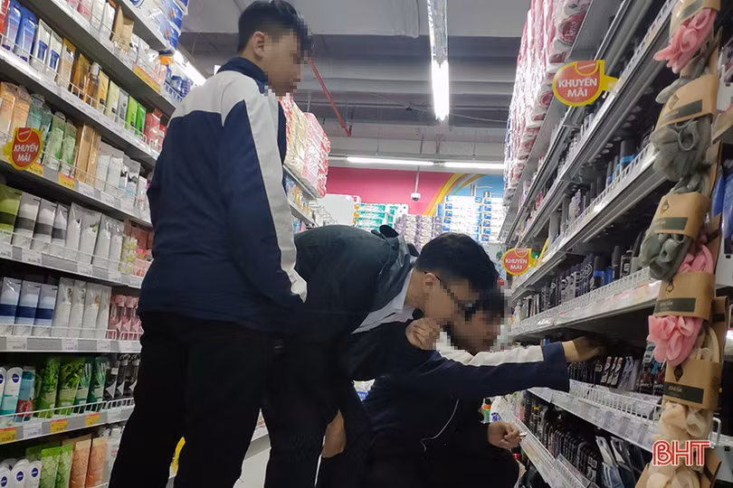 Đeo khẩu trang phòng dịch Covid-19 ở Hà Tĩnh: Người nhớ, người quên...!