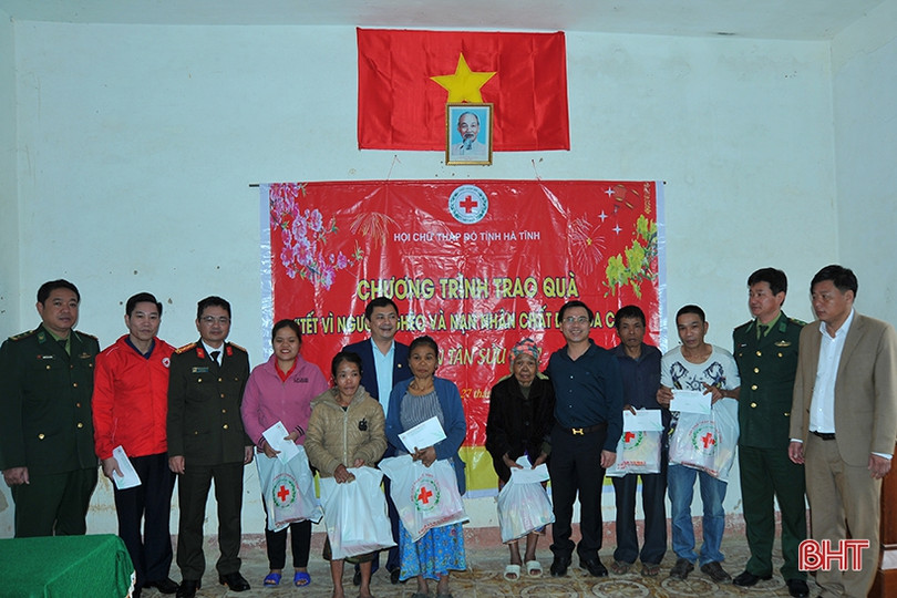 Phó Chủ tịch UBND tỉnh tặng quà tết cho các đối tượng chính sách tại Hương Khê