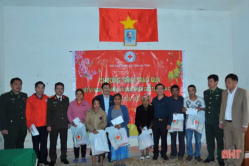 Phó Chủ tịch UBND tỉnh tặng quà tết cho các đối tượng chính sách tại Hương Khê