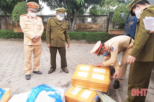 Bắt xe ô tô vận chuyển hơn 5 tấn thực phẩm không rõ nguồn gốc qua Hà Tĩnh