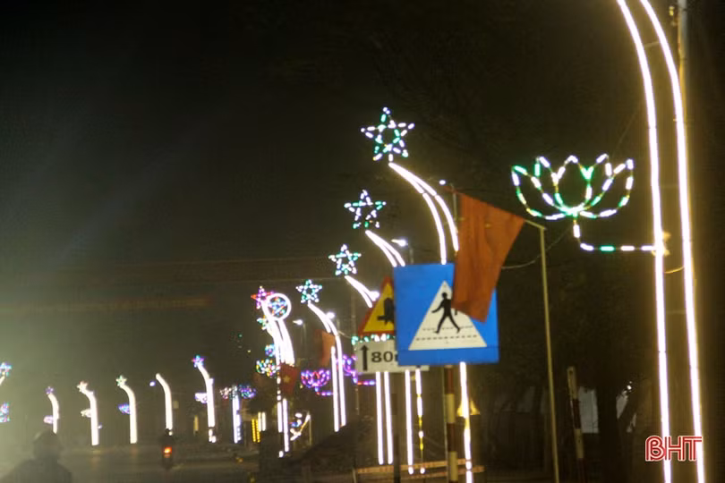 Vô vàn “cây nêu” điểm tô những con đường ở huyện Nghi Xuân