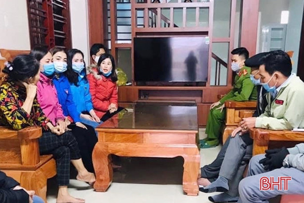 Công an Cẩm Xuyên cấp phát vật tư y tế phòng, chống dịch Covid-19