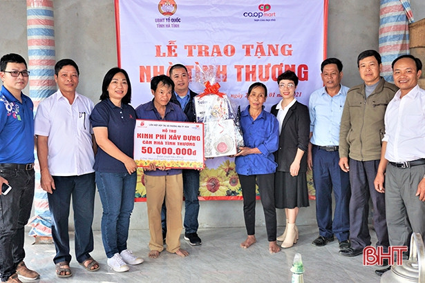 Co.opmart hỗ trợ 100 triệu đồng xây 2 nhà tình nghĩa ở Hương Khê