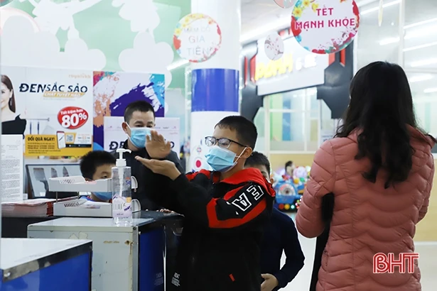 Thắt chặt phòng dịch Covid-19, đảm bảo an toàn cho người dân Hà Tĩnh mua sắm tết