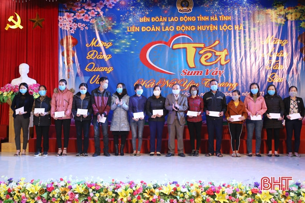 “Tết sum vầy”, trao 134 suất quà cho đoàn viên công đoàn khó khăn ở Lộc Hà