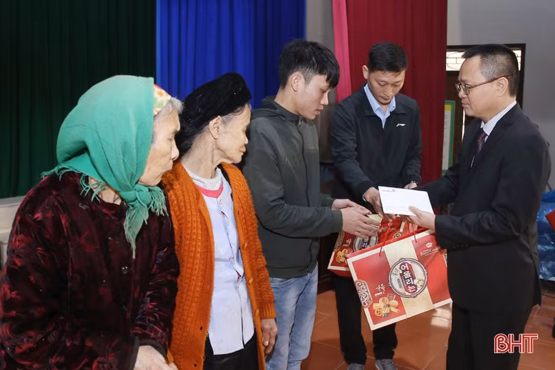 Đoàn ĐBQH và Vietinbank Hà Tĩnh trao 150 suất quà tết cho người nghèo