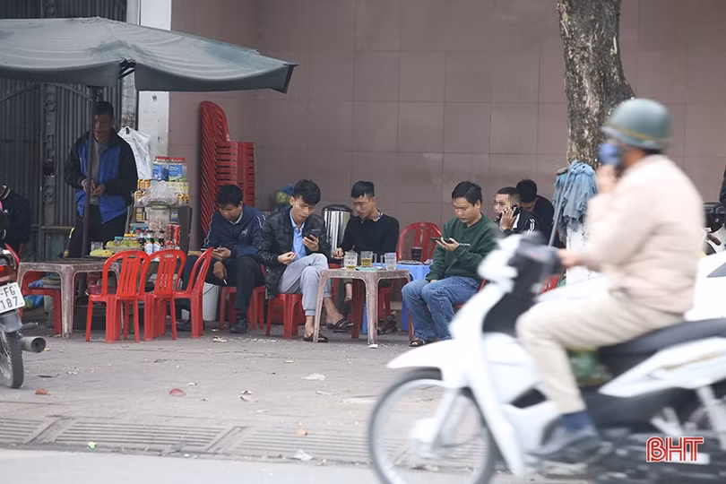 Đeo khẩu trang phòng dịch Covid-19 ở Hà Tĩnh: Người nhớ, người quên...!