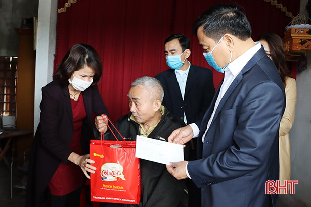 Lãnh đạo Cẩm Xuyên thăm hỏi gia đình chính sách nhân dịp tết Nguyên đán