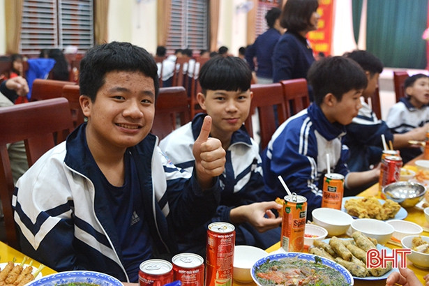 Ấm áp bữa cơm cuối năm ở Làng Trẻ em mồ côi Hà Tĩnh