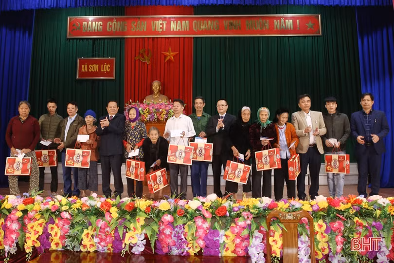 Đoàn ĐBQH và Vietinbank Hà Tĩnh trao 150 suất quà tết cho người nghèo