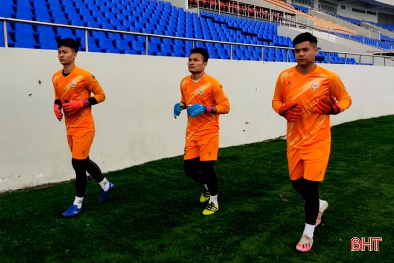 Hồng Lĩnh Hà Tĩnh làm quen sân vận động Hòa Xuân