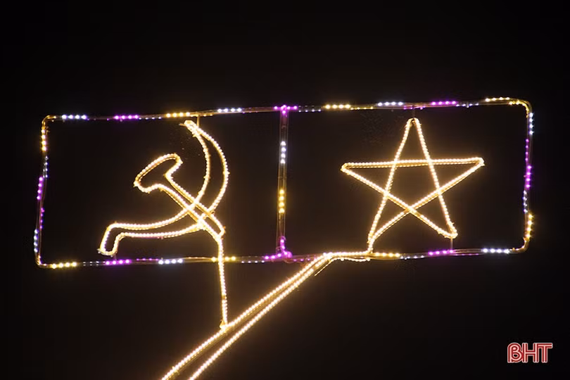 Vô vàn “cây nêu” điểm tô những con đường ở huyện Nghi Xuân