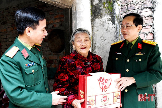 Bộ CHQS Hà Tĩnh tặng 33 suất quà nhân dịp tết Nguyên đán