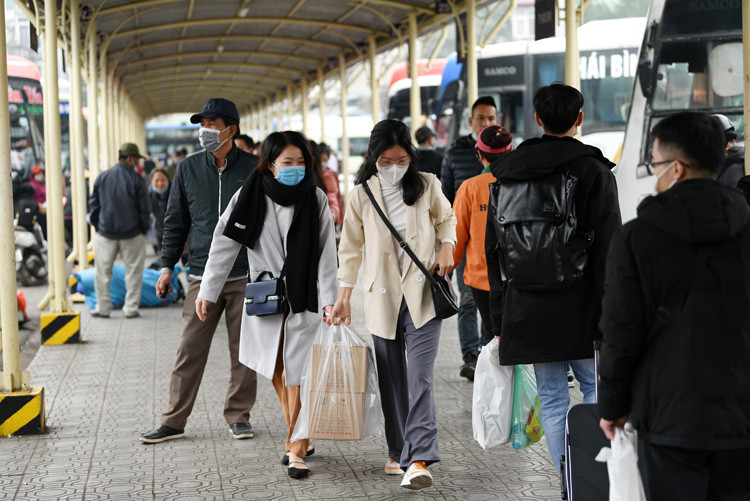 Được nghỉ Tết sớm, sinh viên ùn ùn về quê tránh dịch Covid-19