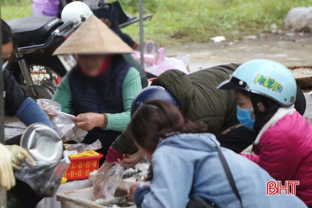 Đi chợ nông thôn Hà Tĩnh, nhiều người quên đeo khẩu trang phòng dịch Covid-19 ảnh 7 Đi chợ nông thôn Hà Tĩnh, nhiều người quên đeo khẩu trang phòng dịch Covid-19