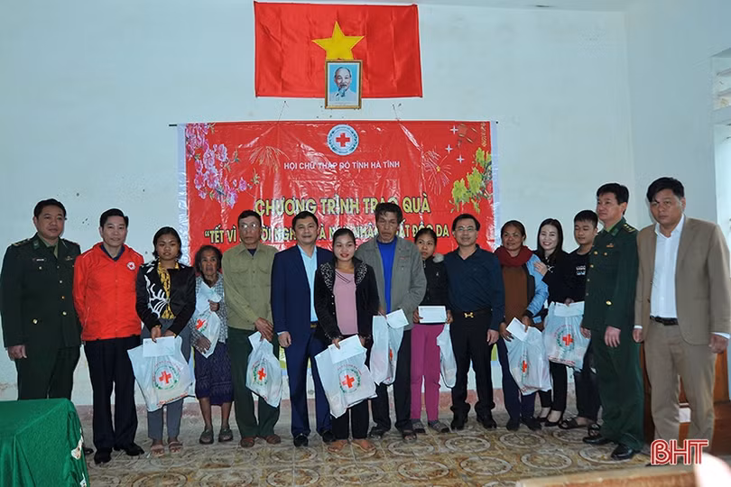 Phó Chủ tịch UBND tỉnh tặng quà tết cho các đối tượng chính sách tại Hương Khê
