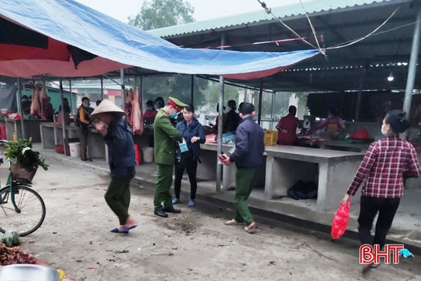 Công an Cẩm Xuyên cấp phát vật tư y tế phòng, chống dịch Covid-19