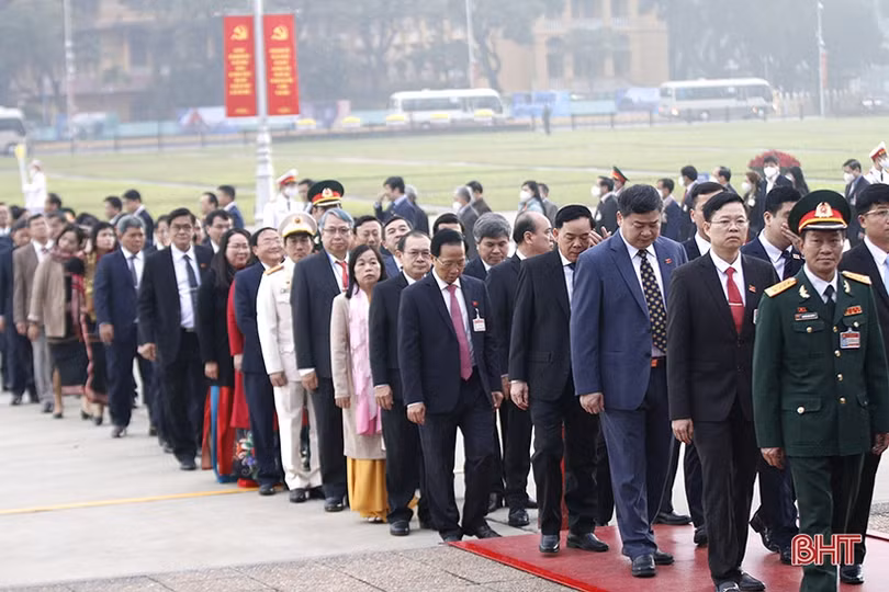 Đại biểu dự Đại hội XIII của Đảng vào Lăng viếng Chủ tịch Hồ Chí Minh