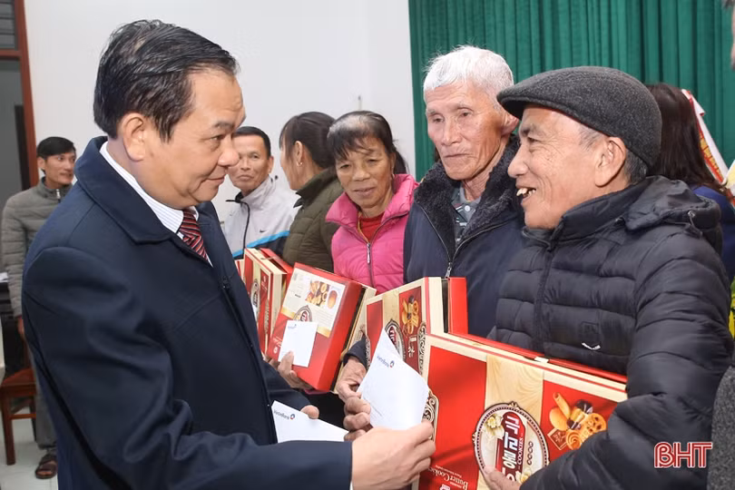 Đoàn ĐBQH và Vietinbank Hà Tĩnh trao 150 suất quà tết cho người nghèo