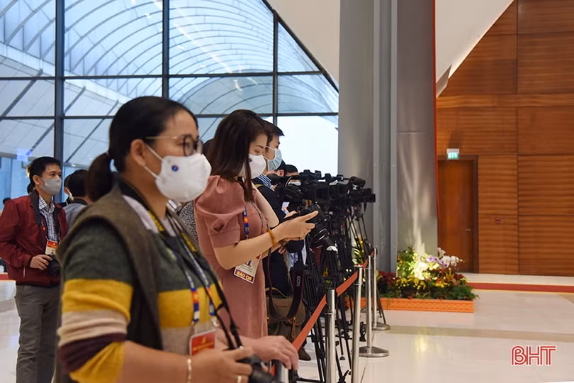 Thủ tướng họp khẩn về Covid-19 tại nơi tổ chức Đại hội Đảng