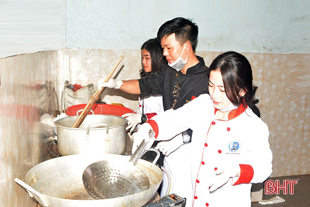 Ấm áp bữa cơm cuối năm ở Làng Trẻ em mồ côi Hà Tĩnh