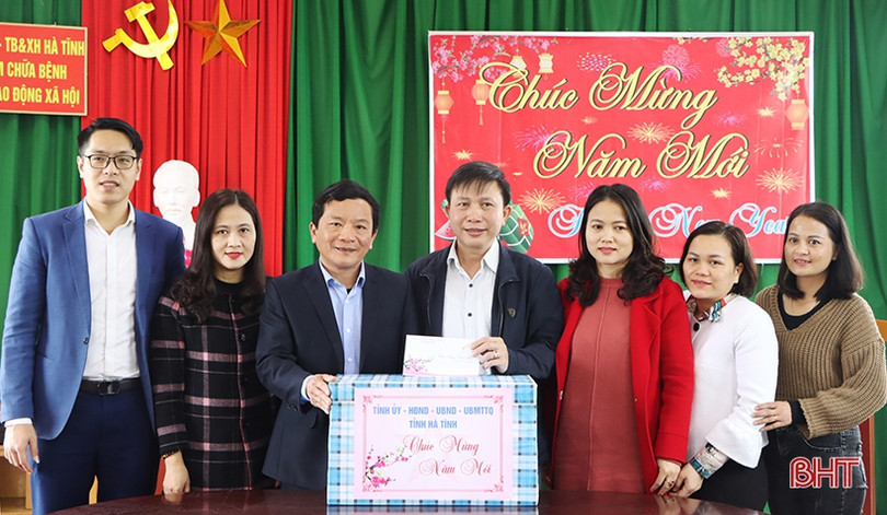 Phó Chủ tịch HĐND tỉnh trao quà tết cho các đơn vị bảo trợ xã hội