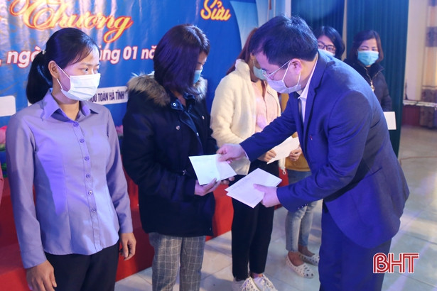 “Tết sum vầy”, trao 134 suất quà cho đoàn viên công đoàn khó khăn ở Lộc Hà