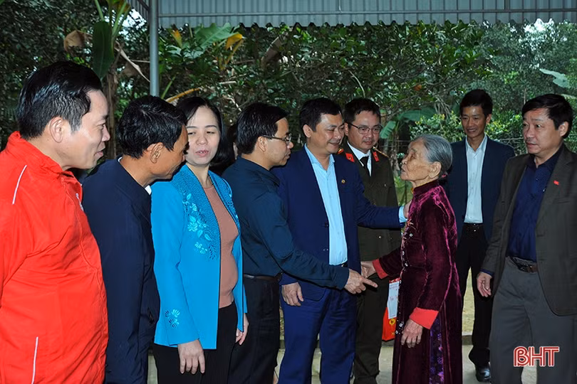 Phó Chủ tịch UBND tỉnh tặng quà tết cho các đối tượng chính sách tại Hương Khê