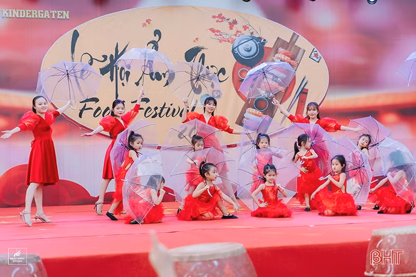 Tết muôn sắc màu với học sinh mầm non Trung Kiên