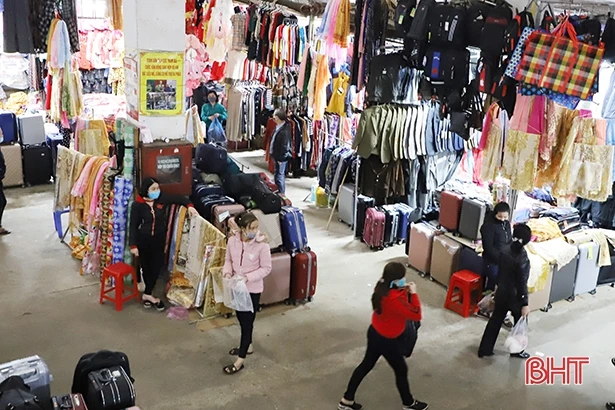 Thắt chặt phòng dịch Covid-19, đảm bảo an toàn cho người dân Hà Tĩnh mua sắm tết