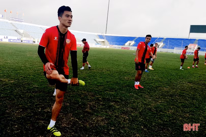 Hồng Lĩnh Hà Tĩnh làm quen sân vận động Hòa Xuân