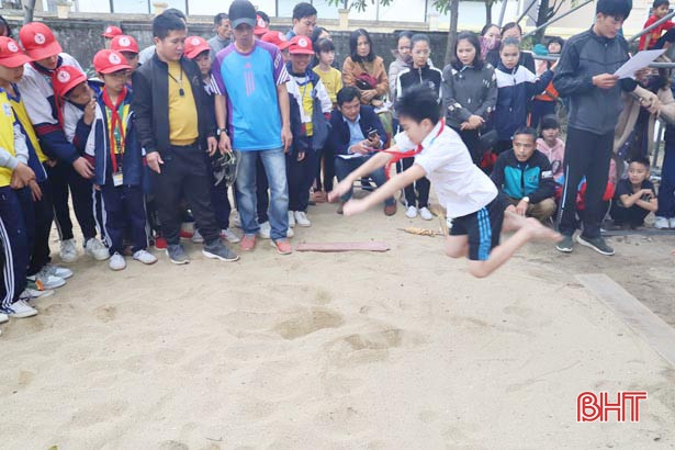 800 VĐV tranh tài tại Đại hội điền kinh ngành Giáo dục Nghi Xuân