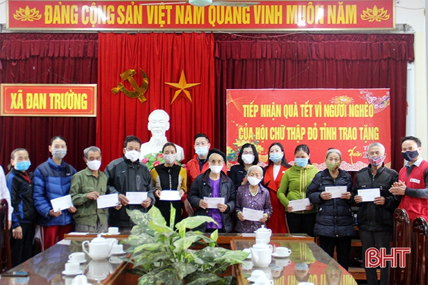 Hội Chữ thập đỏ Hà Tĩnh tặng quà tết cho người nghèo Nghi Xuân