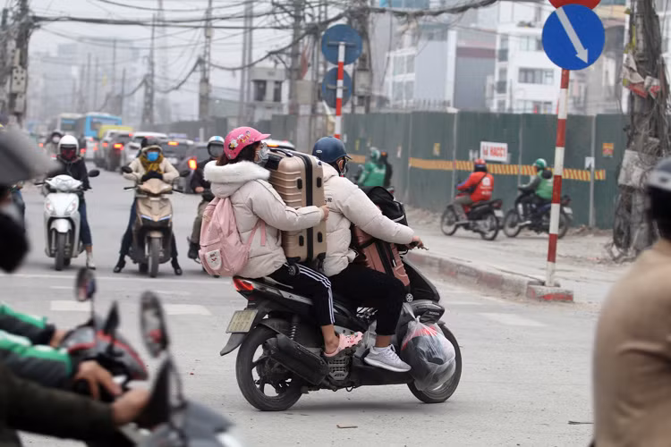 Được nghỉ Tết sớm, sinh viên ùn ùn về quê tránh dịch Covid-19