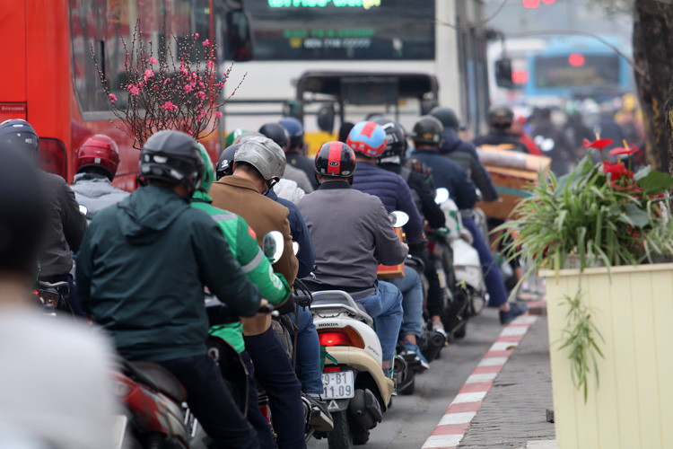 Được nghỉ Tết sớm, sinh viên ùn ùn về quê tránh dịch Covid-19