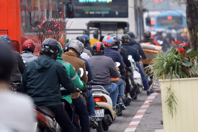 Được nghỉ Tết sớm, sinh viên ùn ùn về quê tránh dịch Covid-19