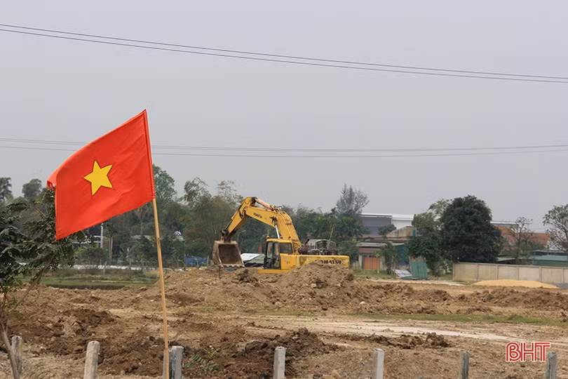 Người dân Hà Tĩnh hăng say lao động hướng về Đại hội Đảng