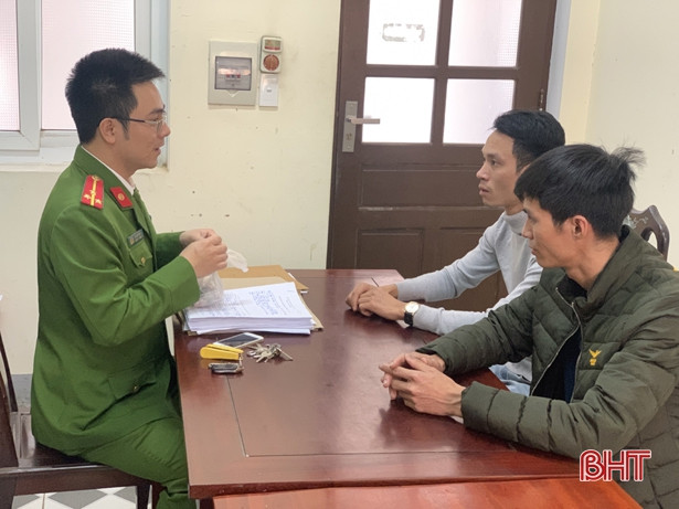 Khởi tố tài xế và phụ xe vận chuyển thuốc lá lậu