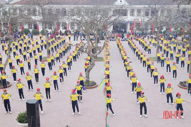 800 VĐV tranh tài tại Đại hội điền kinh ngành Giáo dục Nghi Xuân