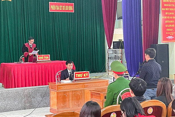 8 tháng tù cho đối tượng tàng trữ hàng cấm