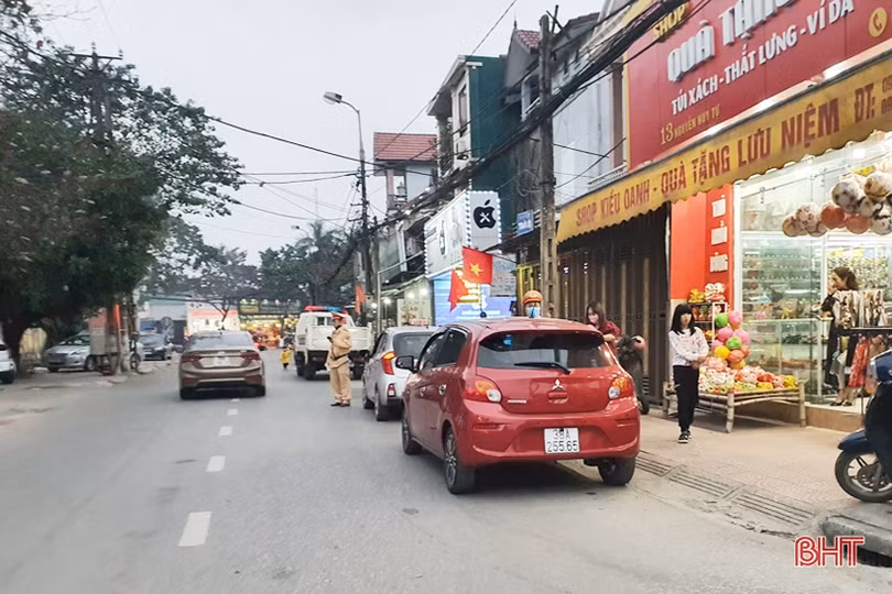 Công an TP Hà Tĩnh ra quân xử phạt phương tiện dừng, đỗ sai quy định trên nhiều tuyến đường