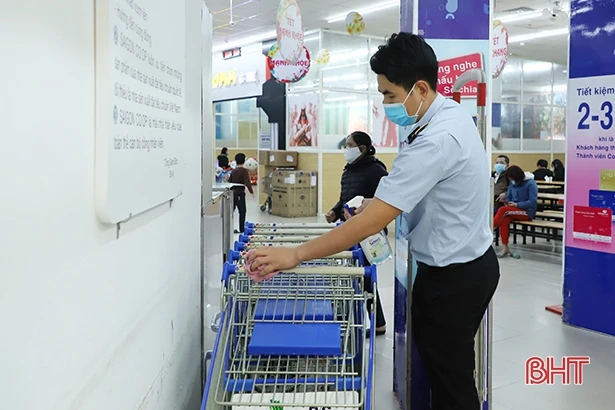 Thắt chặt phòng dịch Covid-19, đảm bảo an toàn cho người dân Hà Tĩnh mua sắm tết